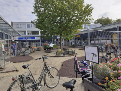 908919 Gezicht op de herinrichting van de binnenruimte van Winkelcentrum Mereveldplein te De Meern (gemeente Utrecht).